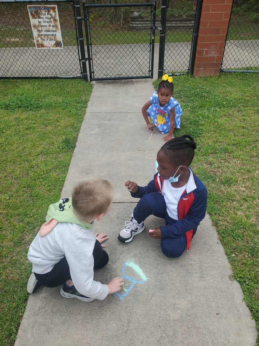 MrsJBonds's tweet image. Artsy Thursday means art can be for everyone bc it's about what makes YOU happy! 🖍🎨🖼 we made our own masterpiece, scribble patterns in math, and sidewalk chalk for fun! #WOYC22