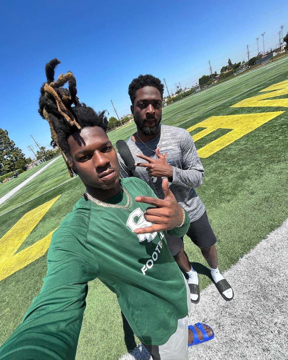 RichieD_3's tweet photo. Great Field Work Yesterday 🌴 @jakariembry100 #JUCOBABYZ #RichieIsland #GODSPEED Also Had The Opportunity To Meet Some Really Cool People, They’re NFL Players! @dadpat7 @MikePitt_Jr @TDN_Perk 🫱🏿‍🫲🏽 https://t.co/nmy8EoA1E3
