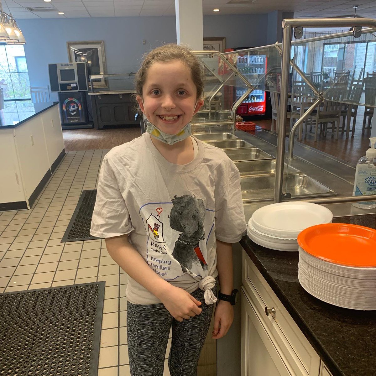 srdurant_1's tweet photo. “Mom, I am very happy I came to help you tonight. It made me feel good.”….the only words I needed to hear tonight. Volunteering DOES feel good! ❤️ #krd #bighelper #keepingfamiliesclose #lifeatgrange @RMHCofCentralOH @GrangeInsurance @FPD8_2 https://t.co/9E6IWA3RuI