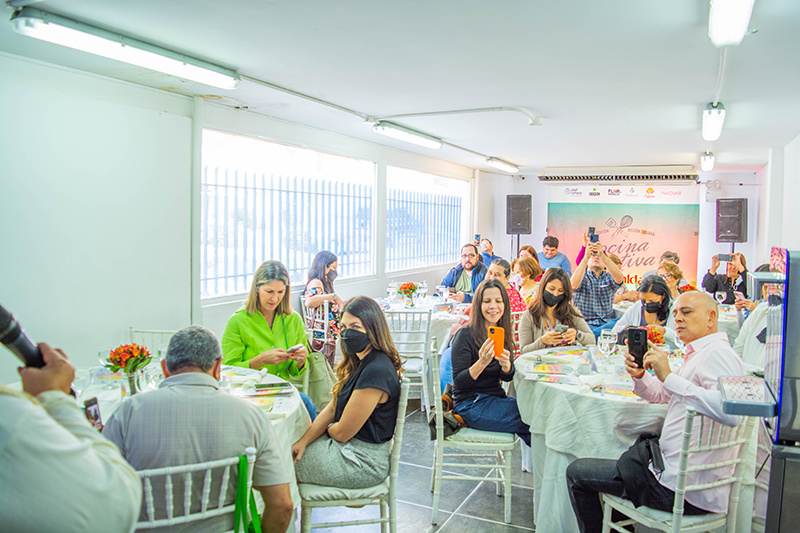 LaGiraldaVe's tweet photo. En esta cuarta edición nos acompañan como mentora la profesora @OcarinaCastillo, y cómo Jurados presenciales: Mercedes Oropeza @unavainita, Luis Carlos Díaz @LuisCarlos y Giuliana Chiappe @sobreelmantel, así como el profesor Miguel Fernández @miguelacholacho y Ángela Mantione https://t.co/9kEXl46dHn