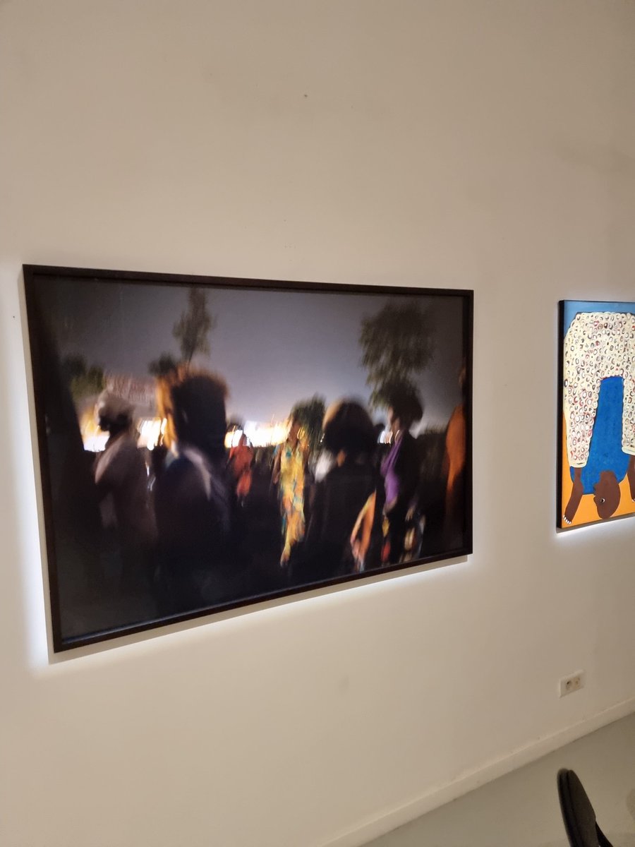 BHKabengele's tweet photo. Bonheur immense d'avoir assisté au vernissage de l'exposition #LumièresAfricaines d'@LewatOsvalde et @AdjaOued1 à la Galerie @frlivinec Allez voir les magnifiques photos "couleur nuit" et les peintures "éclatantes" #Exposition #Artistes #Talentueuses #GalerieFrançoiseLivinec https://t.co/cz5skENTez