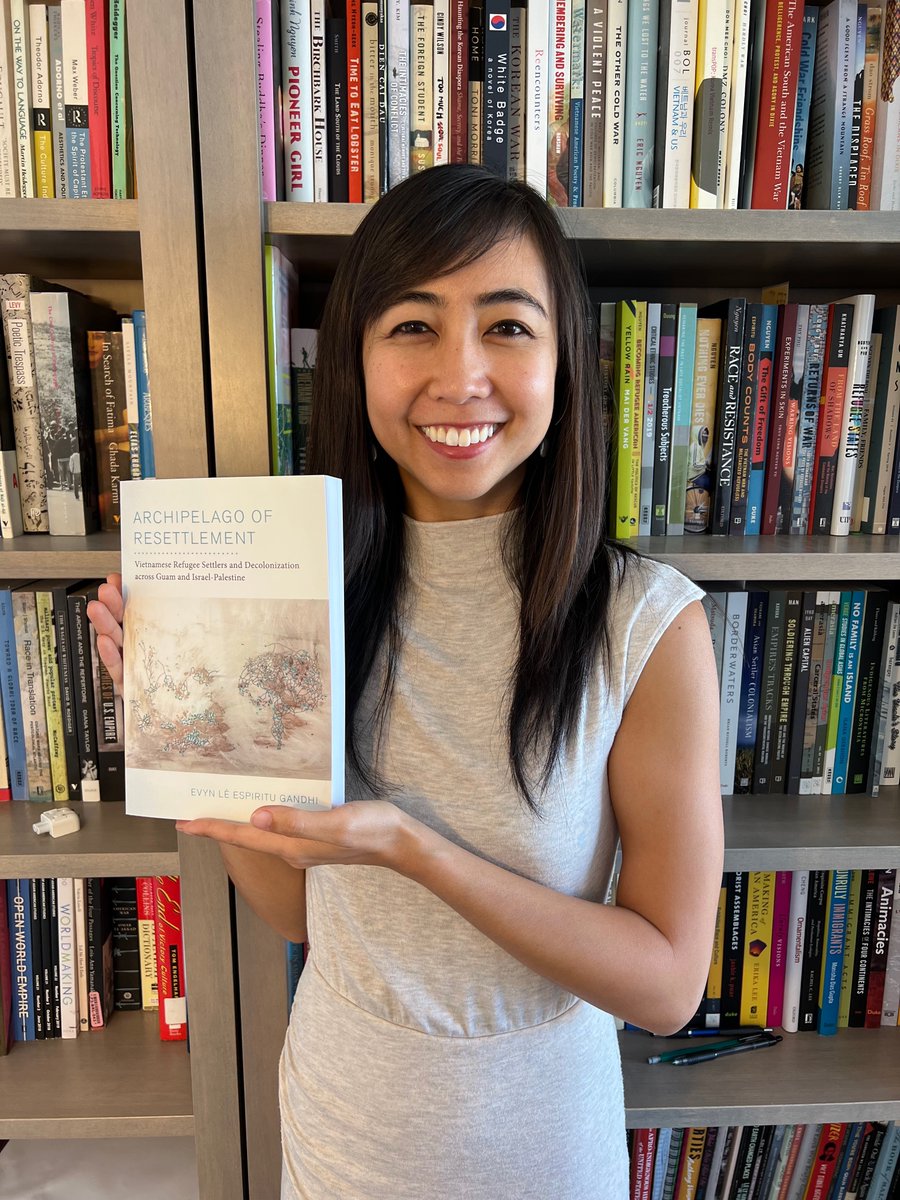 evynelevyn's tweet photo. Received my advanced copies today~
MY BOOK IS REAL AND IT'S HERE!! https://t.co/X6O4iDXEcH