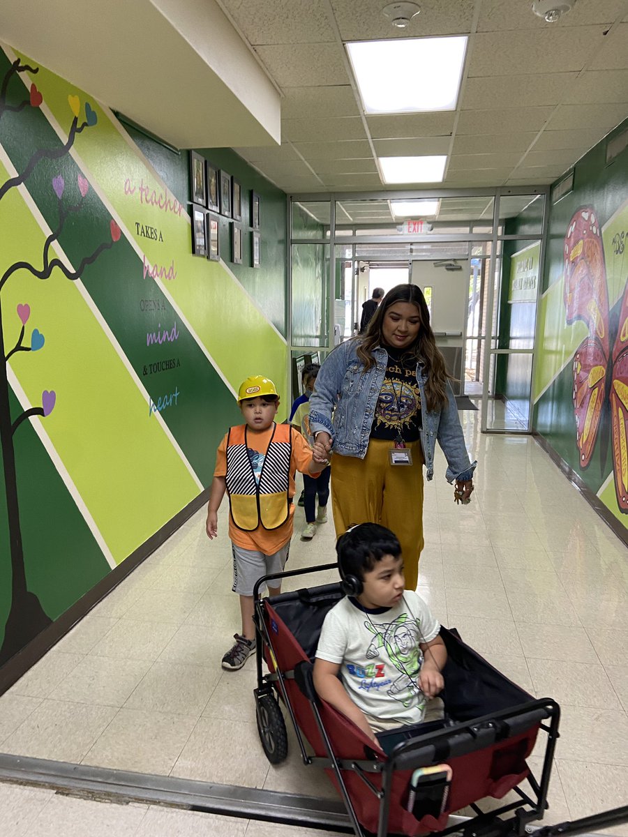cfgilbert3's tweet photo. Literacy Rocks!  Our students @SchanenEstates dressed up as their favorite character for the character parade. #CCISDproud @r0hernandez @JohnAPrezas https://t.co/0Sp4uIRbLH