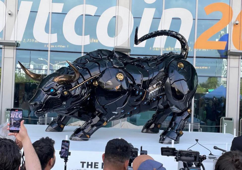 TassyMaricela's tweet photo. @360_trader Miami’s Bull. Our mayor is ALL about BTC https://t.co/WHUnIqdVEg