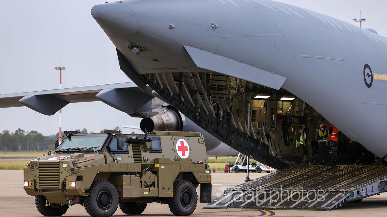 Re: [情報] 澳洲贈烏的裝甲車Bushmaster已至當地機場