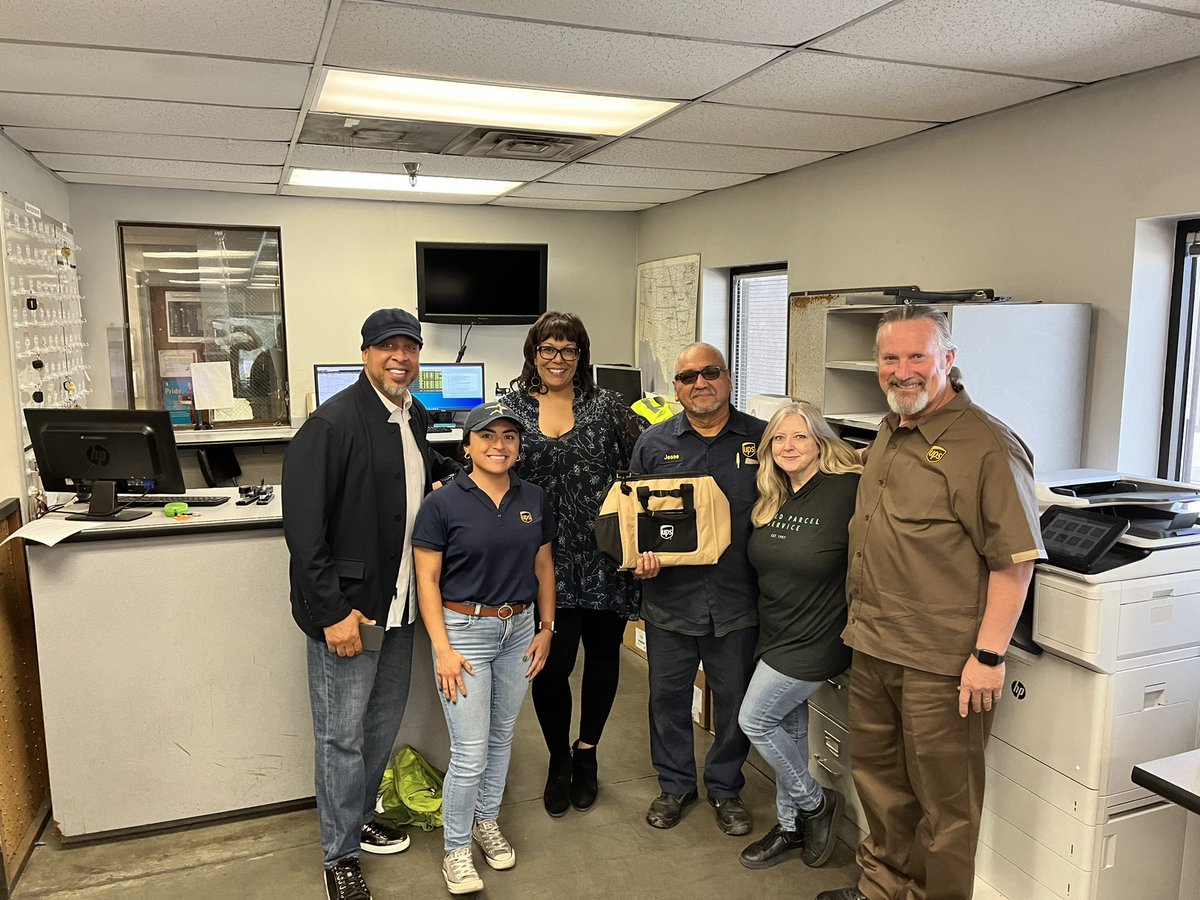 J. Padron was a amazing FDR Mechanic and after 36yrs he’s about to start the next chapter in his life JP Thank you for your service and keeping our tractor trailers running smooth. You will truly be missed…👏🏽👍🏽💪🏽👀❤️🙏🏽@houston_feeders, <a href="/RedRiverUPSers/">Red River UPSers</a>, @LauraLaneUPS
