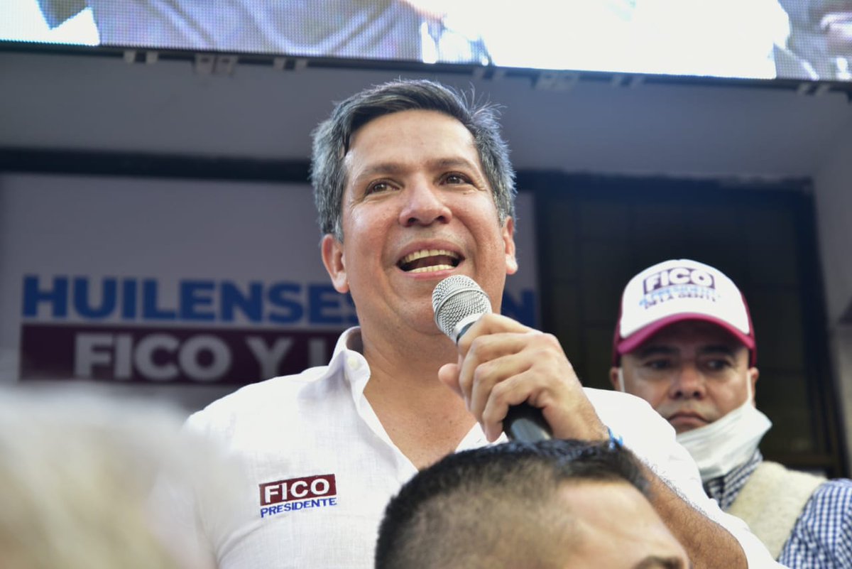Rodrigo_LaraS's tweet photo. Mi mayor interés es servir a este país. Porque mis principios no se negocian. Volver a mi tierra con las manos limpias. Mirar los ojos de mi esposa y mis hijos y decirles: No me robé ni un solo peso de los colombianos. 

En la casa de la Gente en Neiva.
#FicoElPresidenteDeLaGente https://t.co/09o2HrAdSW