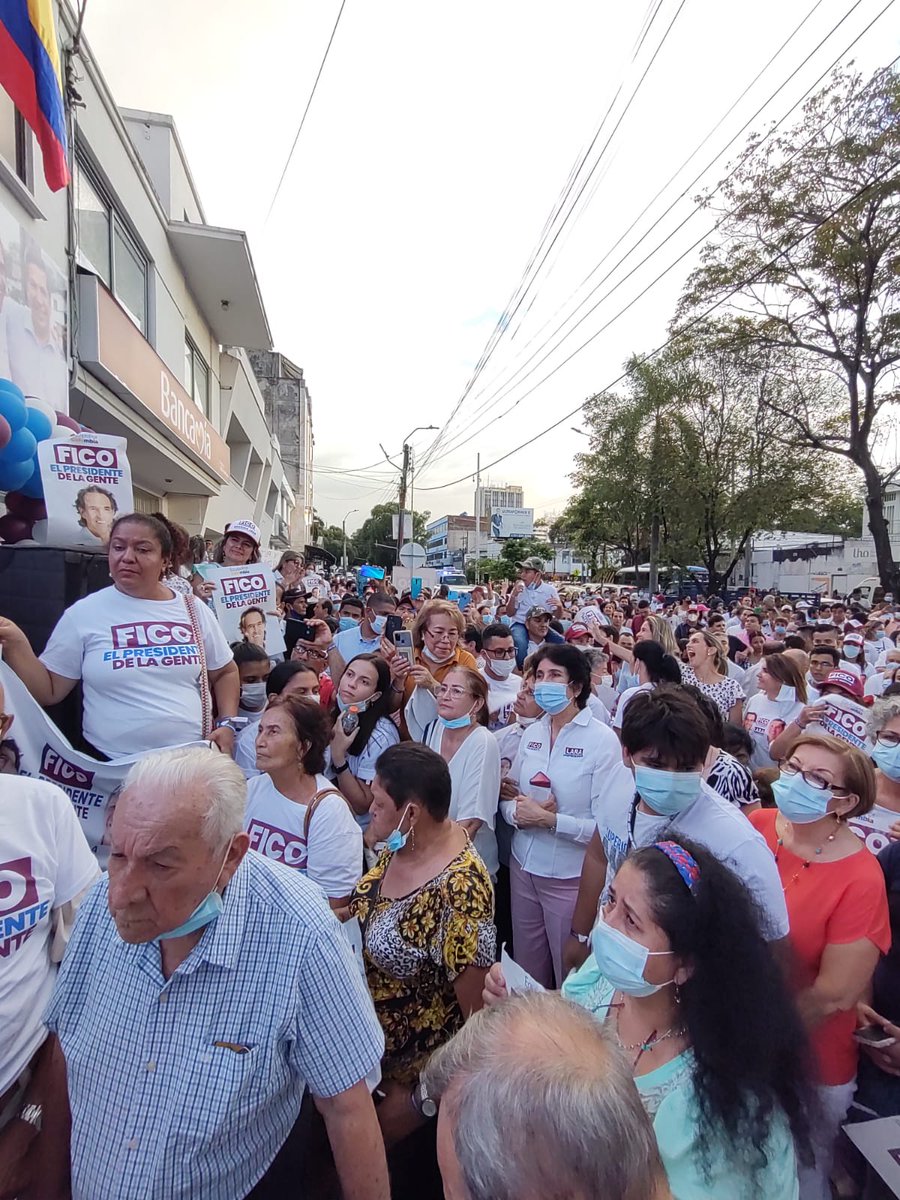 Rodrigo_LaraS's tweet photo. Mi mayor interés es servir a este país. Porque mis principios no se negocian. Volver a mi tierra con las manos limpias. Mirar los ojos de mi esposa y mis hijos y decirles: No me robé ni un solo peso de los colombianos. 

En la casa de la Gente en Neiva.
#FicoElPresidenteDeLaGente https://t.co/09o2HrAdSW