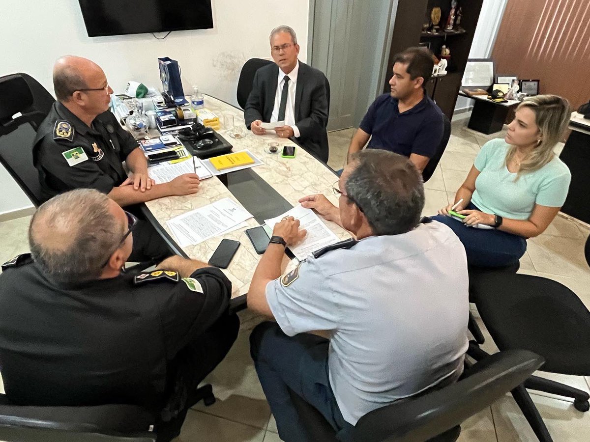 HermanoMorais's tweet photo. Ao lado do prefeito de #BentoFernandes, Júnior Marques, e da secretária Ilany, fui ao Comando da PMRN para que buscar a cessão de um veículo à Guarda Municipal e assim auxiliar na questão de segurança local. Agradeço ao Coronel Alarico pela recepção e presteza. https://t.co/CUDwery10o