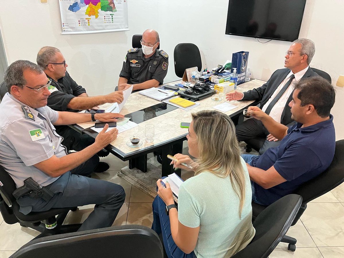 HermanoMorais's tweet photo. Ao lado do prefeito de #BentoFernandes, Júnior Marques, e da secretária Ilany, fui ao Comando da PMRN para que buscar a cessão de um veículo à Guarda Municipal e assim auxiliar na questão de segurança local. Agradeço ao Coronel Alarico pela recepção e presteza. https://t.co/CUDwery10o