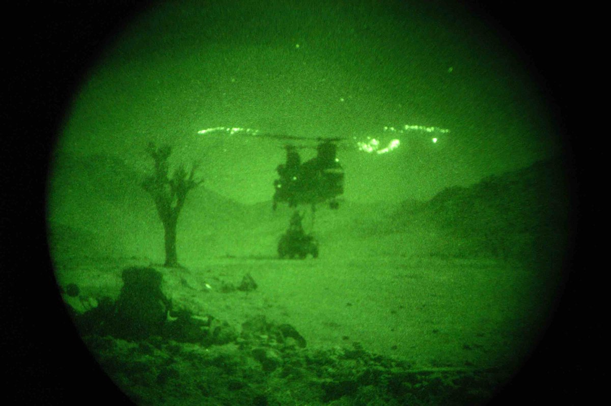 teunvoeten's tweet photo. 2005 Embed with US troops,Zabul,Afghanistan.
Humvee damaged by IED
To prevent it becoming war trophy,shipped out with Chinook
Soldiers hook it up while heli hovers 10 feet above
Rotorblades hits dust causing sparks,photographed thru #InfraRedNightVision goggles
©Teun Voeten https://t.co/liaEYHxByU