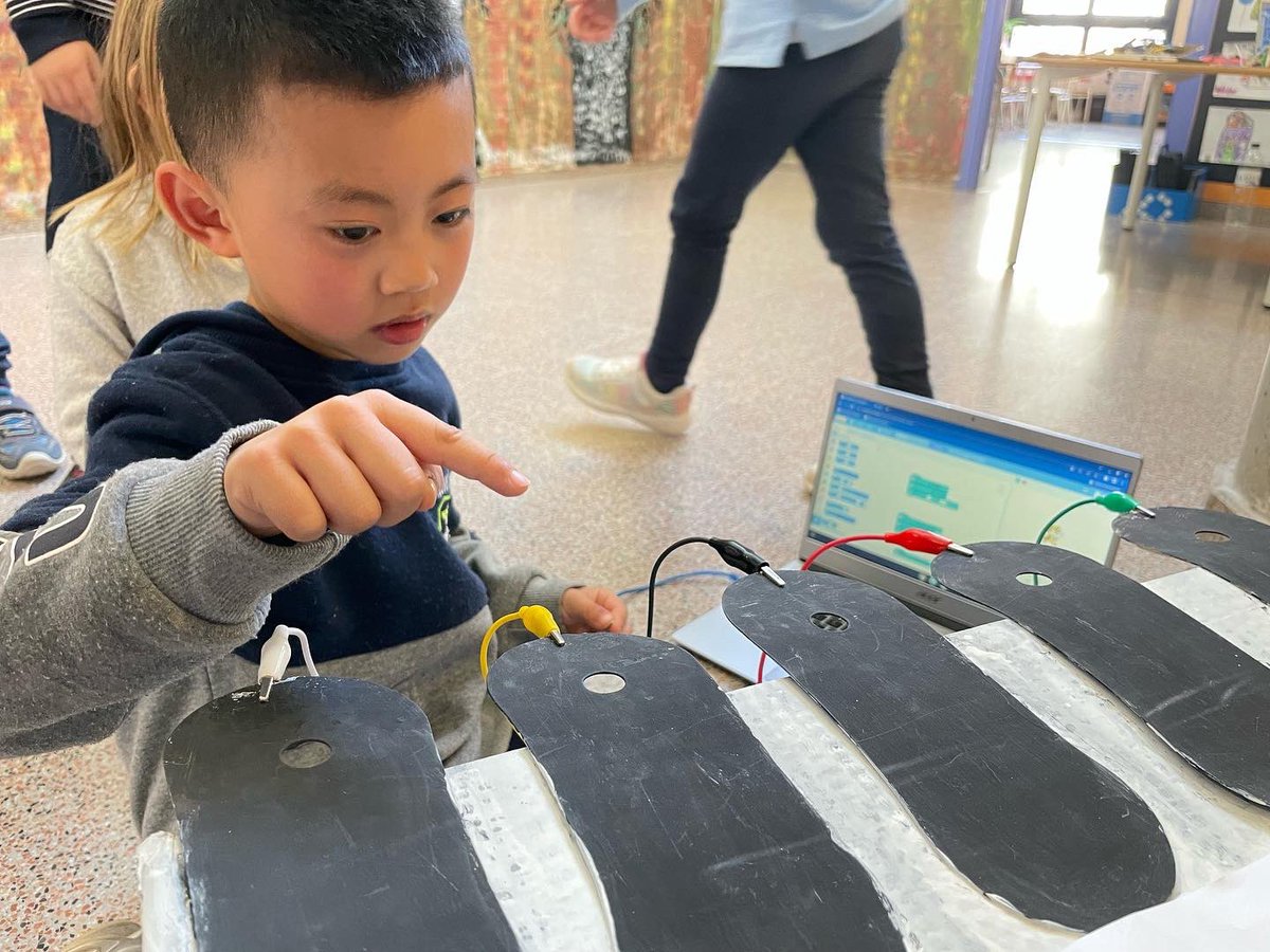 CreixenPovill's tweet photo. A 4t de primària tanquem el #projecte #musictic
Hem #construït i #programat #instruments de #música 🎶
Per tancar el projecte, hem fet una presentació i hem deixat que els petits de l’escola #experimentin amb el nostre producte final! 🥁🎹
@make_and_learn
@makeymakey https://t.co/hx0fpC9VMg
