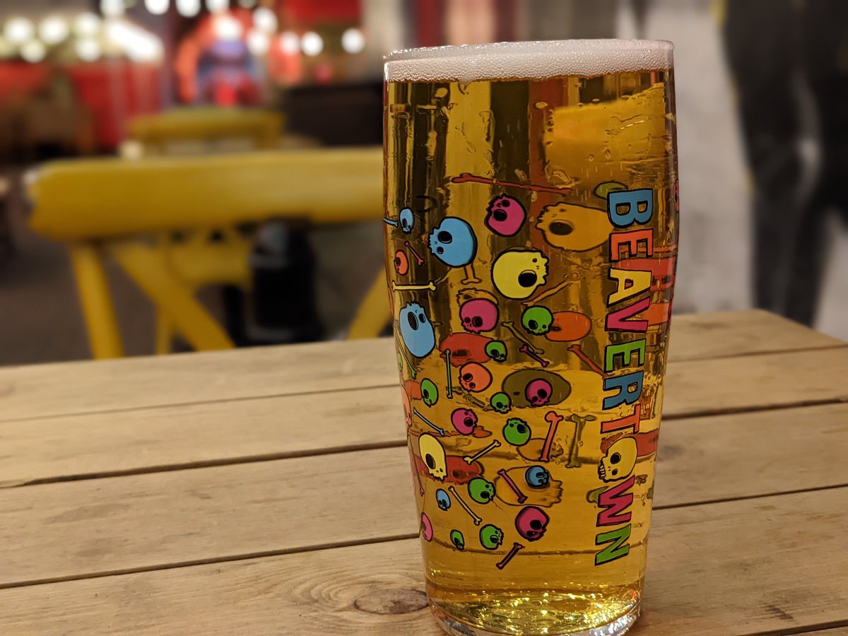 aboynamedposh's tweet photo. I'm way too early so it's #SoloPint time. The barmaid was embarassed that she poured it with too thick of a head and 'fixed' it for me :/ https://t.co/khXhDgai3I