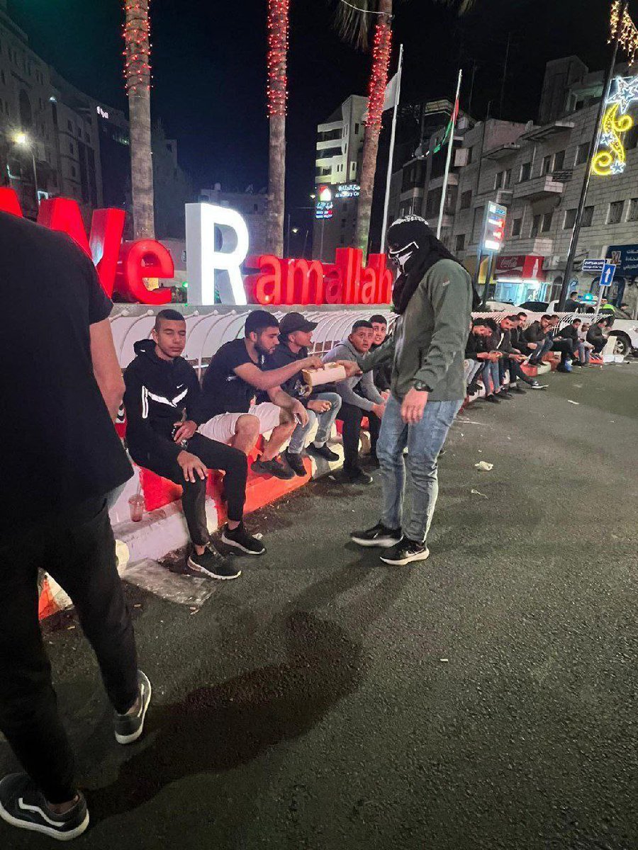Akhbare_Fori's tweet photo. رام‌الله، شیرینی عملیات در تل‌آویو
تا آخر این ماه رمضان یا اسرائیل سقط میشه یا اینا دیابت می‌گیرن:)) https://t.co/D2hEN6TtRr