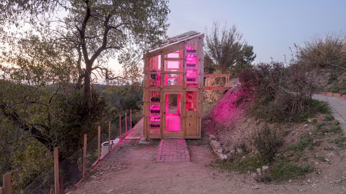 Check out this solar powered greenhouse that graduate students built! It produces 50% more energy than it uses! #energy #technology #tech #stem 
zcu.io/pW7v