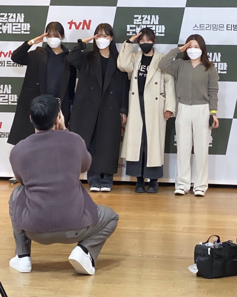 xid0_'s tweet photo. بوهيون يعامل الستاف كانهم عياله 😭 https://t.co/MvqRWgi34I