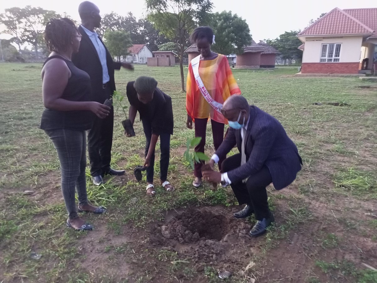 sorotimuseum's tweet photo. It's surely hot this days. We were previllaged to have the LC 5, CAO, DISO and RPC of Soroti district participate in the tree planting today at the Soroti Regional Museum.
Thanks to Trees for life and Miss Tourism Teso. https://t.co/gP14pY1e85