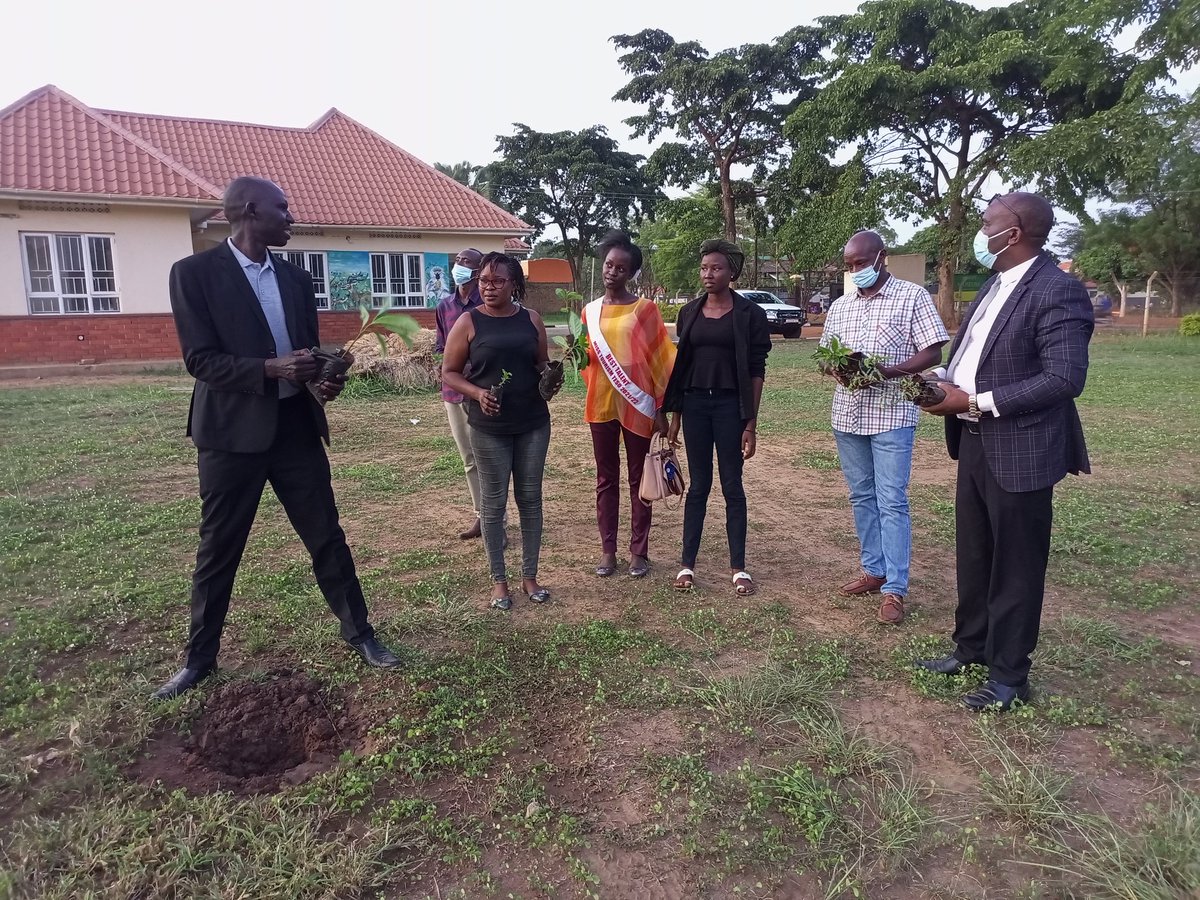 sorotimuseum's tweet photo. It's surely hot this days. We were previllaged to have the LC 5, CAO, DISO and RPC of Soroti district participate in the tree planting today at the Soroti Regional Museum.
Thanks to Trees for life and Miss Tourism Teso. https://t.co/gP14pY1e85