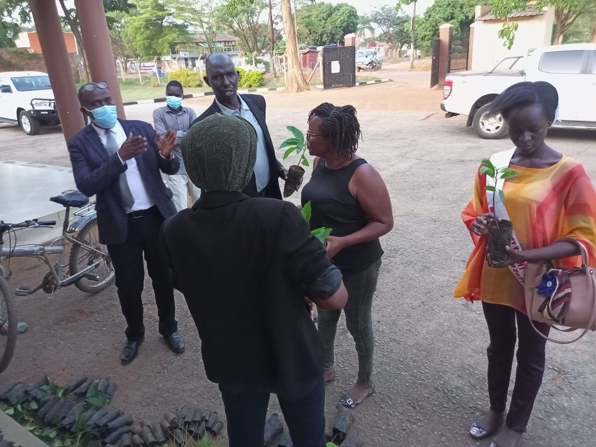 sorotimuseum's tweet photo. It's surely hot this days. We were previllaged to have the LC 5, CAO, DISO and RPC of Soroti district participate in the tree planting today at the Soroti Regional Museum.
Thanks to Trees for life and Miss Tourism Teso. https://t.co/gP14pY1e85