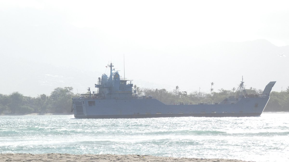 ES12071207's tweet photo. USAV Gen B. Sovervell (LSV-3) leaving Pearl Harbor 07APR22.  #lsv3 #USAVsovervell https://t.co/mDZL2fcrZA