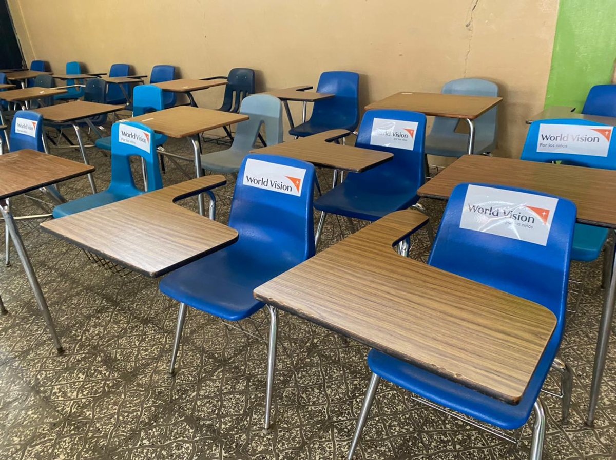 WorldVisionHN's tweet photo. En apoyo al retorno seguro a clases y a la mejora de las condiciones pedagógicas de los Centros Educativos de Teupasenti. 

World Vision entrega 220 unidades de mobiliario escolar que beneficiará a 31 Centros Educativos de la zona rural de este municipio. https://t.co/J7CVmx97Dr
