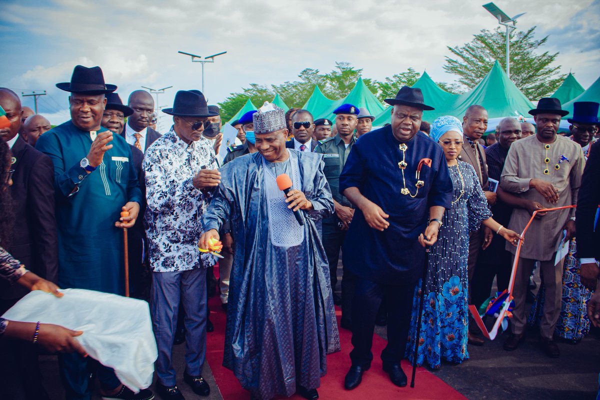 hanna_Iye's tweet photo. Tambuwal Commends Diri On Inclusive Governance.
Inaugurates Bridge, Road Projects In Bayelsa

Sokoto State Governor, Aminu Tambuwal, has commended his Bayelsa State counterpart, Senator Douye Diri’s approach to governance, saying his leadership has positively impacted his state. https://t.co/mNdlcWL2vq