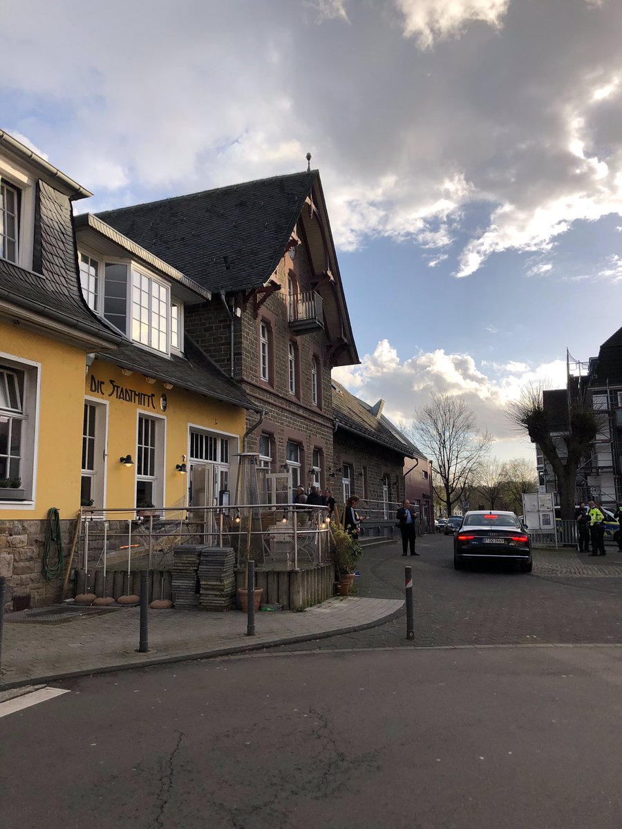 f90divers's tweet image. Thread // Ein schöner alter Bahnhof, gell? Nur ist er leider randvoll mit mampfenden #Nazis. Die #noafd|Fraktion #Overath hatte zwecks Wahlkampf zu Mettbrötchen, Sekt und Vortrag geladen. Und wer steigt denn hier aus ihrer Limousine…
!B