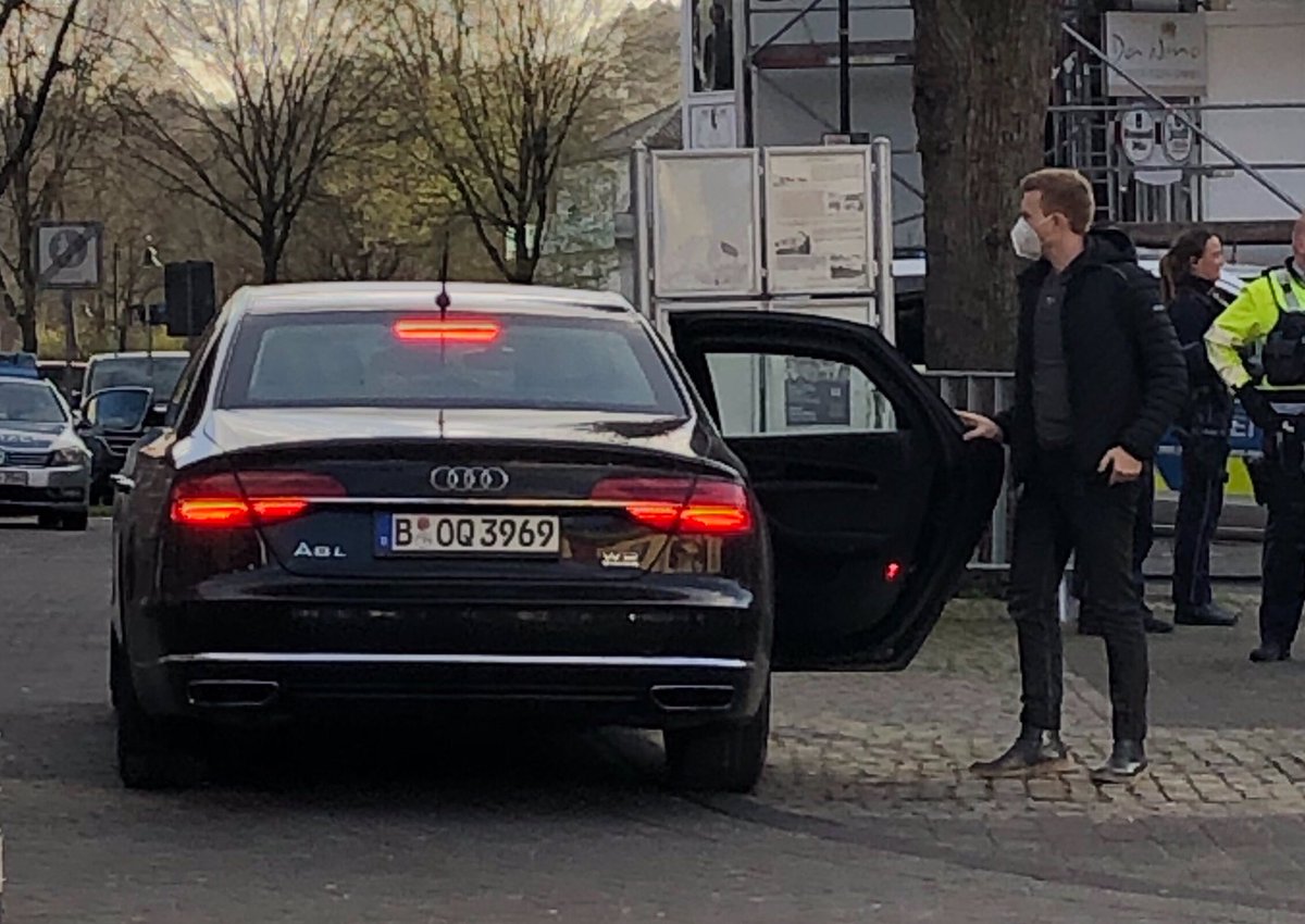 f90divers's tweet image. Thread // Ein schöner alter Bahnhof, gell? Nur ist er leider randvoll mit mampfenden #Nazis. Die #noafd|Fraktion #Overath hatte zwecks Wahlkampf zu Mettbrötchen, Sekt und Vortrag geladen. Und wer steigt denn hier aus ihrer Limousine…
!B