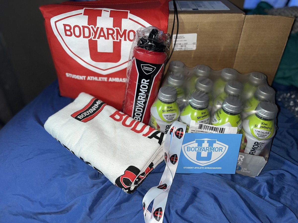 JamarionDarough's tweet photo. Big thank you to @DrinkBODYARMOR for allowing me to be a brand ambassador !! Unexpected package with my favorite flavor (Kiwi Strawberry 🍓) #BodyArmorU https://t.co/bjFxs4cFhJ