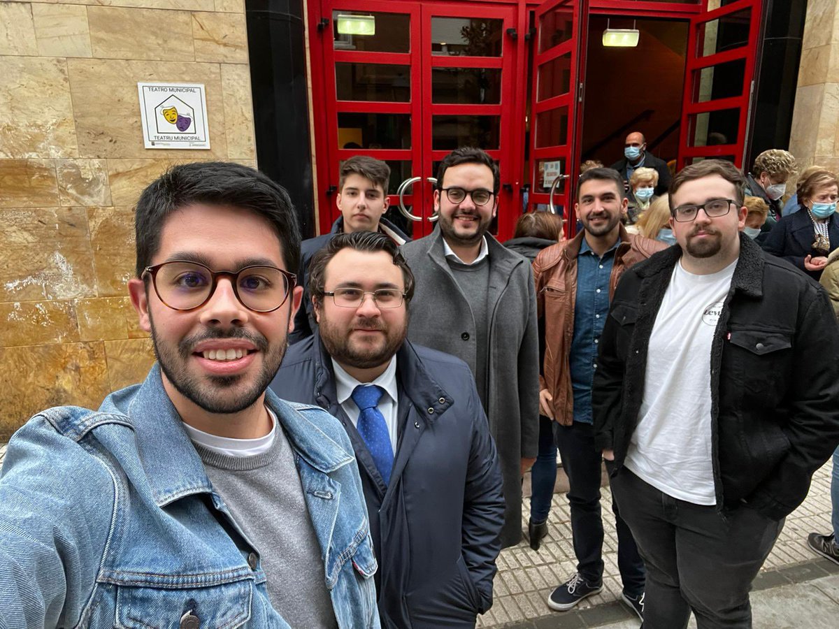 NNGG_Asturias's tweet photo. 👉🏽 Nuestros compañeros de @NNGG_SMRA y @nngglangreo han acudido hoy al concierto a favor de Ucrania 🇺🇦 organizado por el conservatorio de la Mancomunidad del Valle del Nalón, en el Teatro de El Entrego.

🎶 La cultura, también, como búsqueda por la paz. https://t.co/poZZMhJ0j1