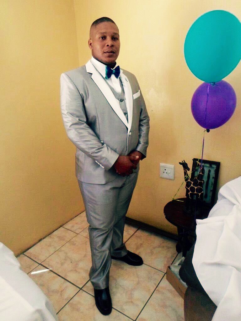 LNRdewee's tweet photo. The Suit Doesn’t Make You a CEO . But It Sure Does Help You Look Like One 🔥 https://t.co/WLVzez715D