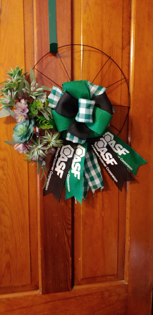 AllStateFstnr's tweet photo. We have the BEST employees! Not only are they rockstars at their job, but they are also crazy talented. Just one example is the wreaths that our Branch Manager in Lafayette made. Amazing! https://t.co/85m3AA2OBF