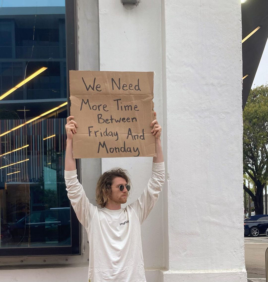 enews's tweet photo. Big Thursday energy. (📷: @ dudewithsign) https://t.co/BXgGarzrtf