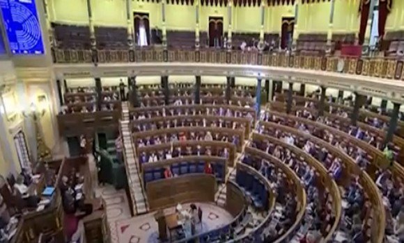 APS_Algerie's tweet photo. البرلمان الاسباني 🇪🇸 يصوت على لائحة تندد بموقف بيدرو سانشيز و تدعم حق الشعب الصحراوي 🇪🇭 في تقرير مصيره
🔗https://t.co/wcKZMpGXj6 https://t.co/9WWHkY9l99