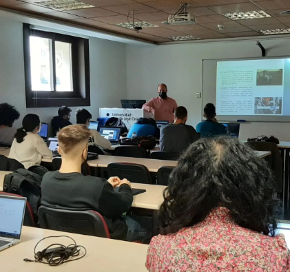 CepUcjc's tweet image. Los alumnos de primer curso de los #CFGS en #DesarrolloDeAplicacionesWeb y #DesarrolloDeAplicacionesMultimedia han disfrutado con la charla ofrecida por José Manuel Quesada sobre el Internet de las cosas 🔝 Muchas gracias José Manuel!
#IoT #InternetofThings #DAM #DAW #UCJC #FP