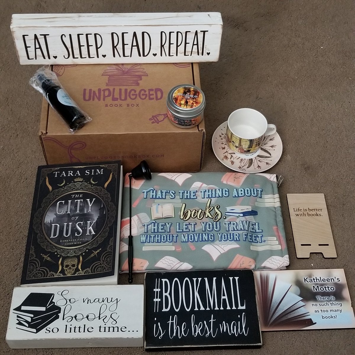 JerseyGirlBook's tweet image. Today's Book Mail: April @unpluggedbooks selection #UnpluggedBookBox #AdultBookBox #Fantasy