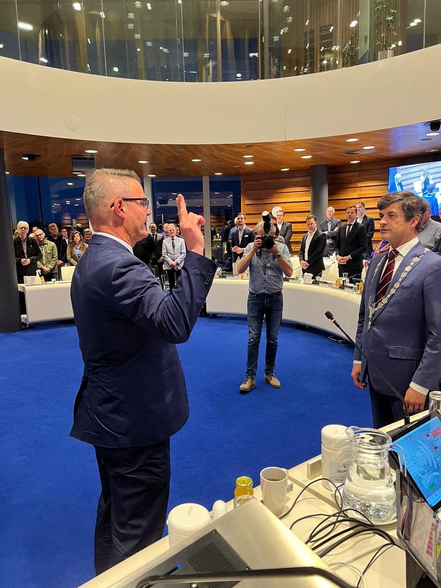 En dan nu voor het echie. De eerste dag van vier mooie jaren met de fractie van <a href="/VVD_LL/">VVD Lansingerland</a> !