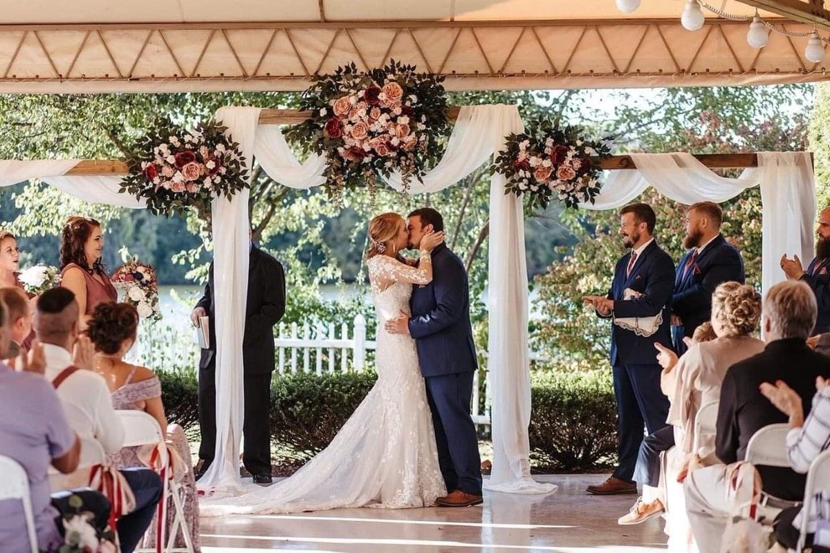 LakesideReflect's tweet photo. Wine &amp; Cheese Open House for Prospective Brides at Lakeside Reflections &amp; Nick's Museum.
Friday April 29th 2022
Time: 5:00 pm - 8:00 pm
617 Brown Forman Road, Jeffersonville IN #wedding #OpenHouse #lakesidereflections #bride  #venu https://t.co/Zga29eqQ18