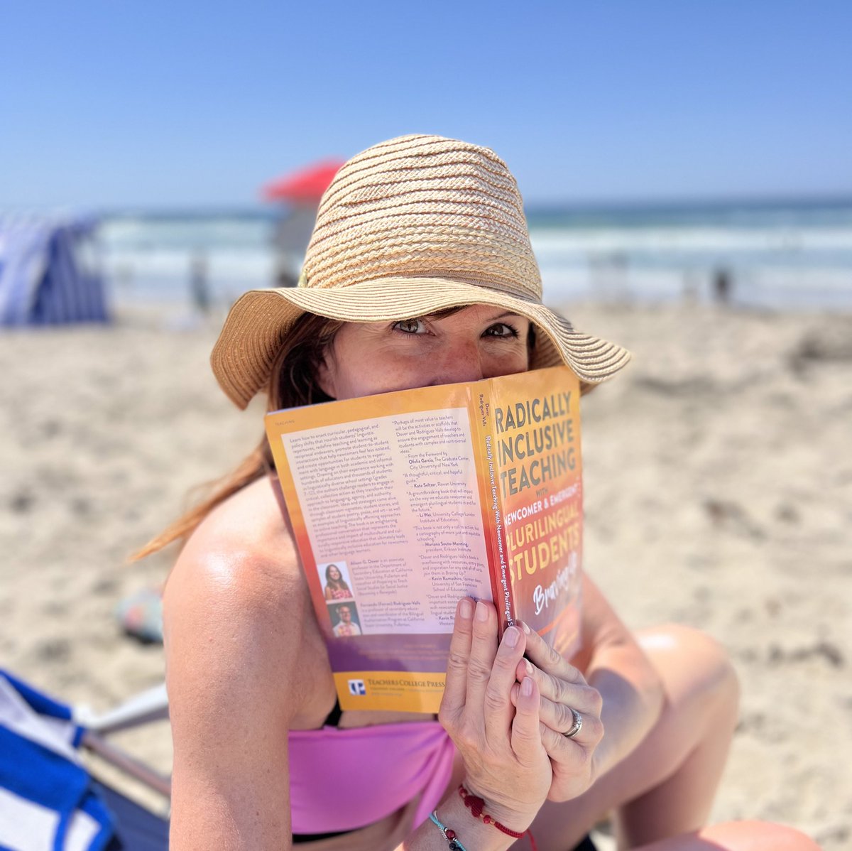 When your book is soooo good you can’t put it down ni siquiera en la playa ☺️🏖. #bravingup #newcomers & #emergent #plurilinguals #radicallyinclusiveteaching by Dr. @AlisonDover1 and Dr. Rodríguez-Valls from @csuf 
#SpringBreak and the right book just like pan y chocolate 😉