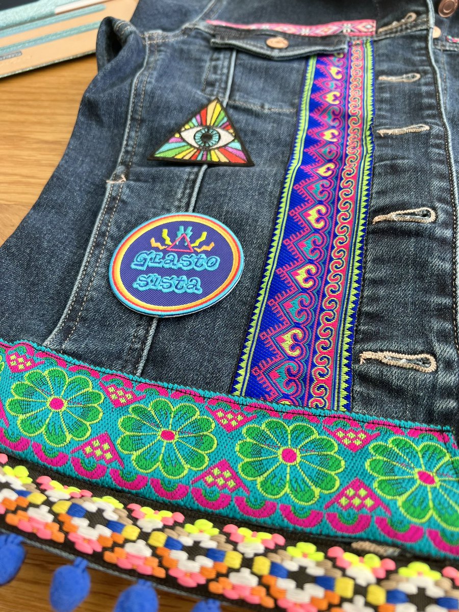 Glastosista's tweet image. New bespoke unique design jacket - size 8 for a lovely lady’s daughter ready for Glastonbury Festivals! Glastonbury Festival Fans #festivalready #festivaljacket #festivaldenimjacket #glasto22 @glastonbury @emilyeavis @festivalglasto