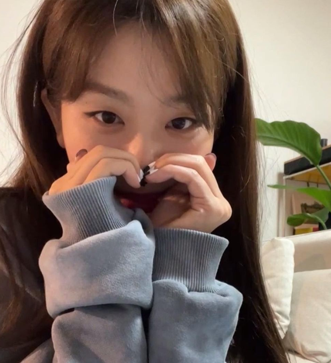 JISEOOS's tweet photo. Had a very important schedule today, you'll be seeing a lot of me here in the new few weeks. https://t.co/mdkNqLR45g