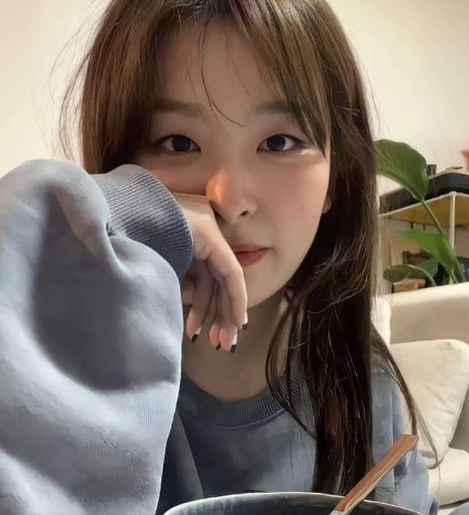 JISEOOS's tweet photo. Had a very important schedule today, you'll be seeing a lot of me here in the new few weeks. https://t.co/mdkNqLR45g