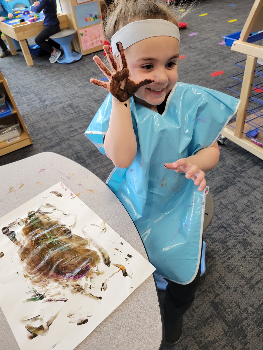 ClemensClass's tweet photo. Day 4 of #WOYC2022 was a huge hit with #artsythursday String art, fingerpainting, and watercolors - How fun!  We even painted the building with water. @la_neal @theSMSD #bhmovemountains https://t.co/zDn9VHBziS