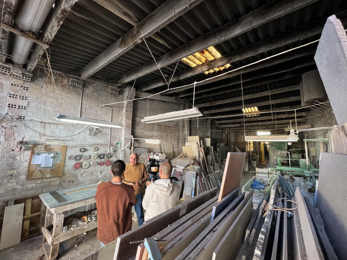 InerciaDocs's tweet image. Estem mans a l'obra! 🛠🎥

En breu presentem el nou projecte en què estem immerses des dels carrers de Sants-Badal ⏳

Quins impactes té la remodelació urbanística, l'afectació i l'expropiació en les formes de vida, els vincles comunitaris i la lluita d'un barri?

#resistintalpla