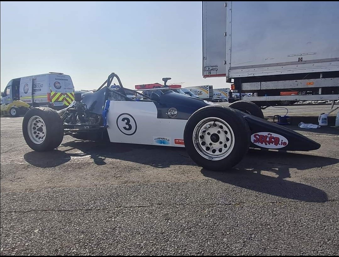 FormulaVeeIrl's tweet photo. (2/2) Well, we can confirm it is! This car belongs to Gavin Buckley, and he made it to testing on Friday and the grid on Saturday...just don't ask how many hours sleep Adam Macauley had that week ππ
#formulaveeirl #formulavee #racing #msirl #motorsport #circuitracing https://t.co/vY1l1Qjew8