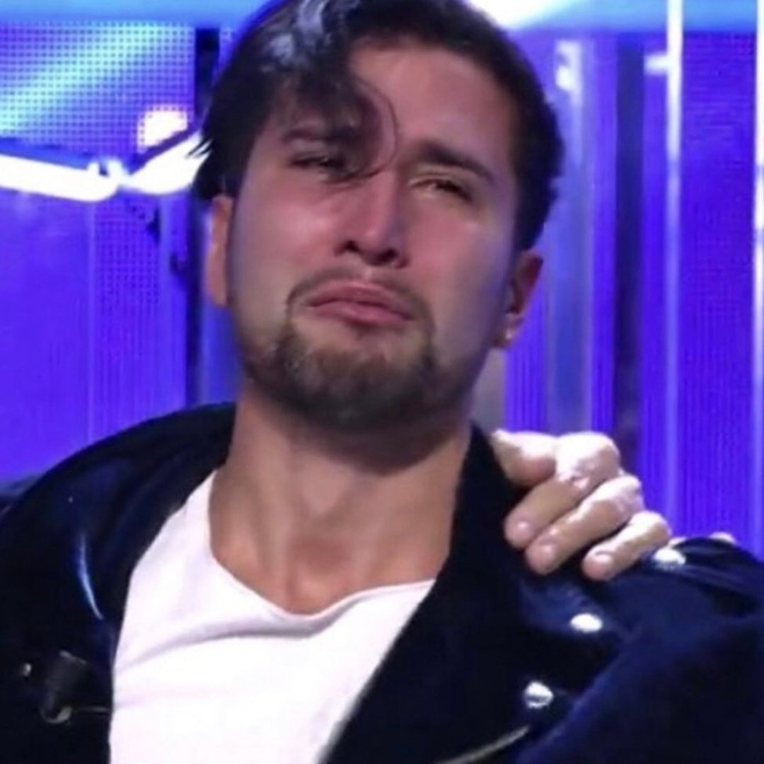 StrongBoy__'s tweet photo. Adrián cuando salga de la casa y no le pueda dar más 0stias a los muebles:

#SecretFinal https://t.co/zdZjhG0Mbd