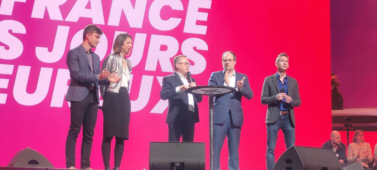 Gauche_RS's tweet photo. Encore un superbe meeting à #Lille autour de @Fabien_Roussel et #JoursHeureux. Ravis d’y retrouver l’ami @dav_cayla et @stephane_sta. Le 10 avril donnons un printemps à la #gauche, choisissons non un homme providentiel mais un « homme sûr », qui sait pour qui il se bat! https://t.co/c8vEF8Fyfi