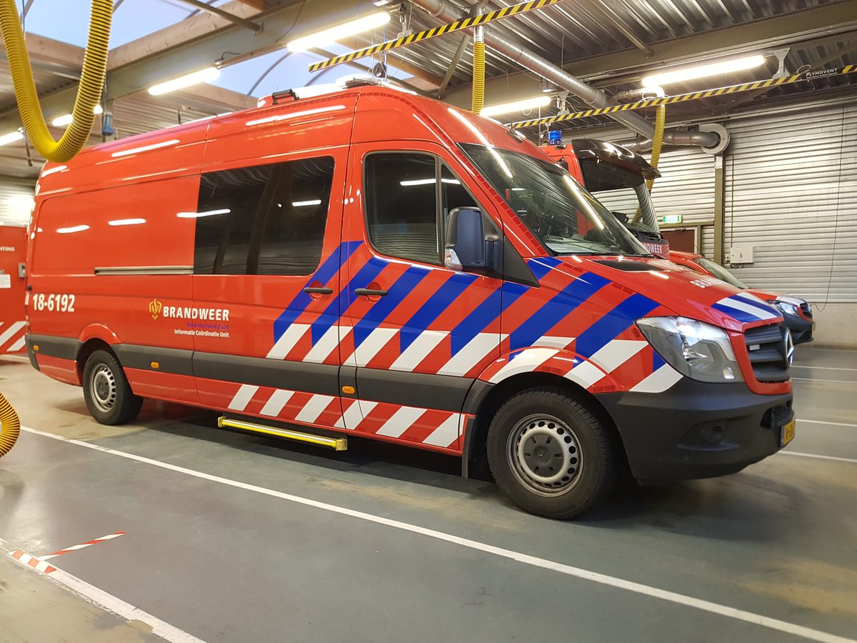 Vakbekwaam_ZHZ's tweet photo. Logistiek is de motor achter incidentbestrijding. Vanavond oefenavond voor de bezetting van het logistieke peloton @BrandweerZHZ.  Waardevol om inzicht te krijgen in elkaars werkwijzen en processen.  #vraaggestuurdopschalen #GBOSO https://t.co/o46zH1n1MK