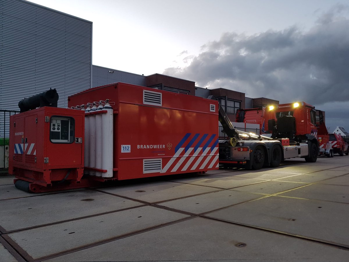 Vakbekwaam_ZHZ's tweet photo. Logistiek is de motor achter incidentbestrijding. Vanavond oefenavond voor de bezetting van het logistieke peloton @BrandweerZHZ.  Waardevol om inzicht te krijgen in elkaars werkwijzen en processen.  #vraaggestuurdopschalen #GBOSO https://t.co/o46zH1n1MK