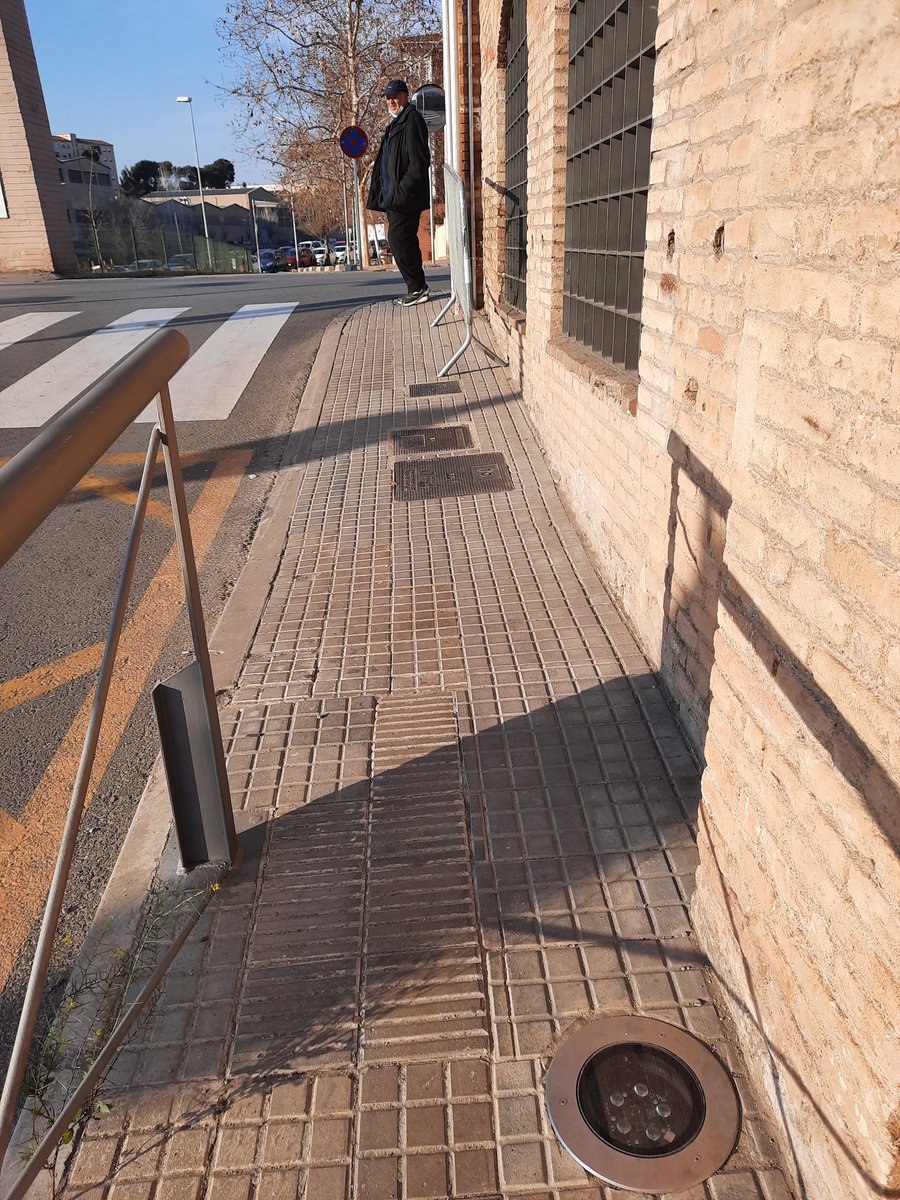 mobilitatrubi's tweet photo. Què està passant amb l'#espaipublic en entorns escolars de #Rubicity ?
-🚚🚛 als accessos al @InsJVFoix
- #viaVerda al @AMPARIVORUBEO 
- cap centre amb accés en 🚲
- voreres estretes i indisciplina viària a la majoria de centres
-baixa qualitat urbanística... https://t.co/GCmHpwsYv9